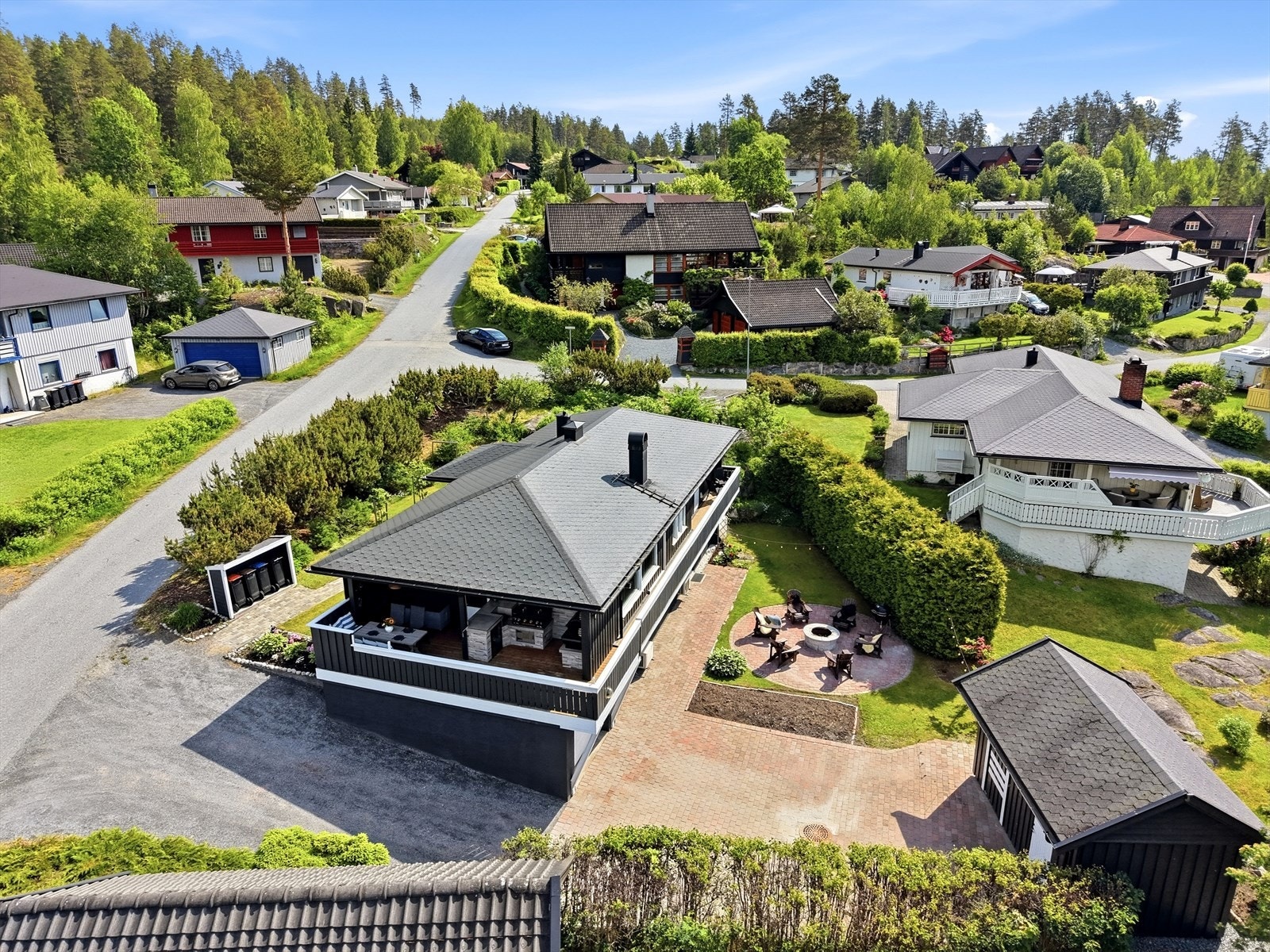 Eiendommen ligger i et rolig og etablert nabolag i Saggrenda. Galleribilde