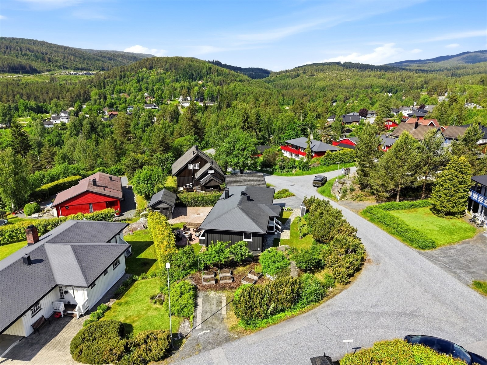 Boligen ligger fint til i et område som hovedsakelig består av eneboliger. Galleribilde