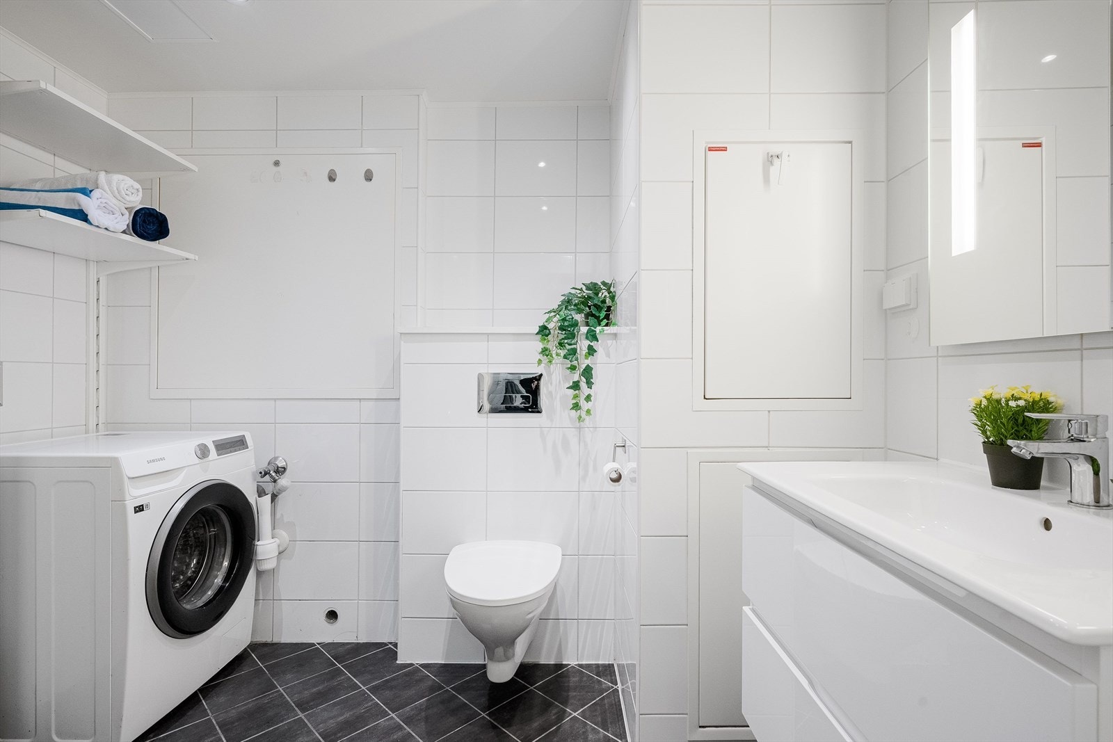 Badet har fliser på gulv og vegger samt malt himling. Galleribilde