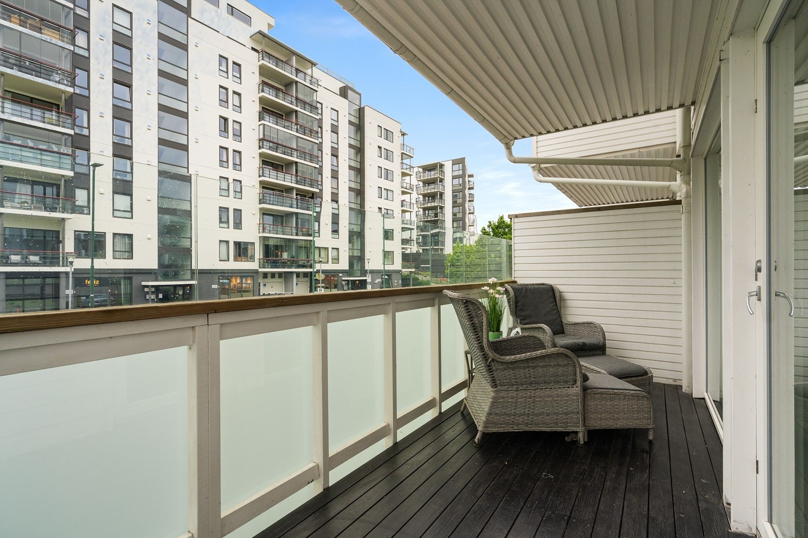 Fra den sosiale sonen har du utgang til en romslig, overbygget terrasse med gode solforhold. Galleribilde