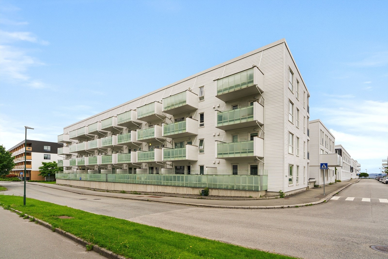 Leiligheten ligger i en forhøyet første etasje og byr på en smart og arealeffektiv planløsning med gjennomgående god standard. Galleribilde