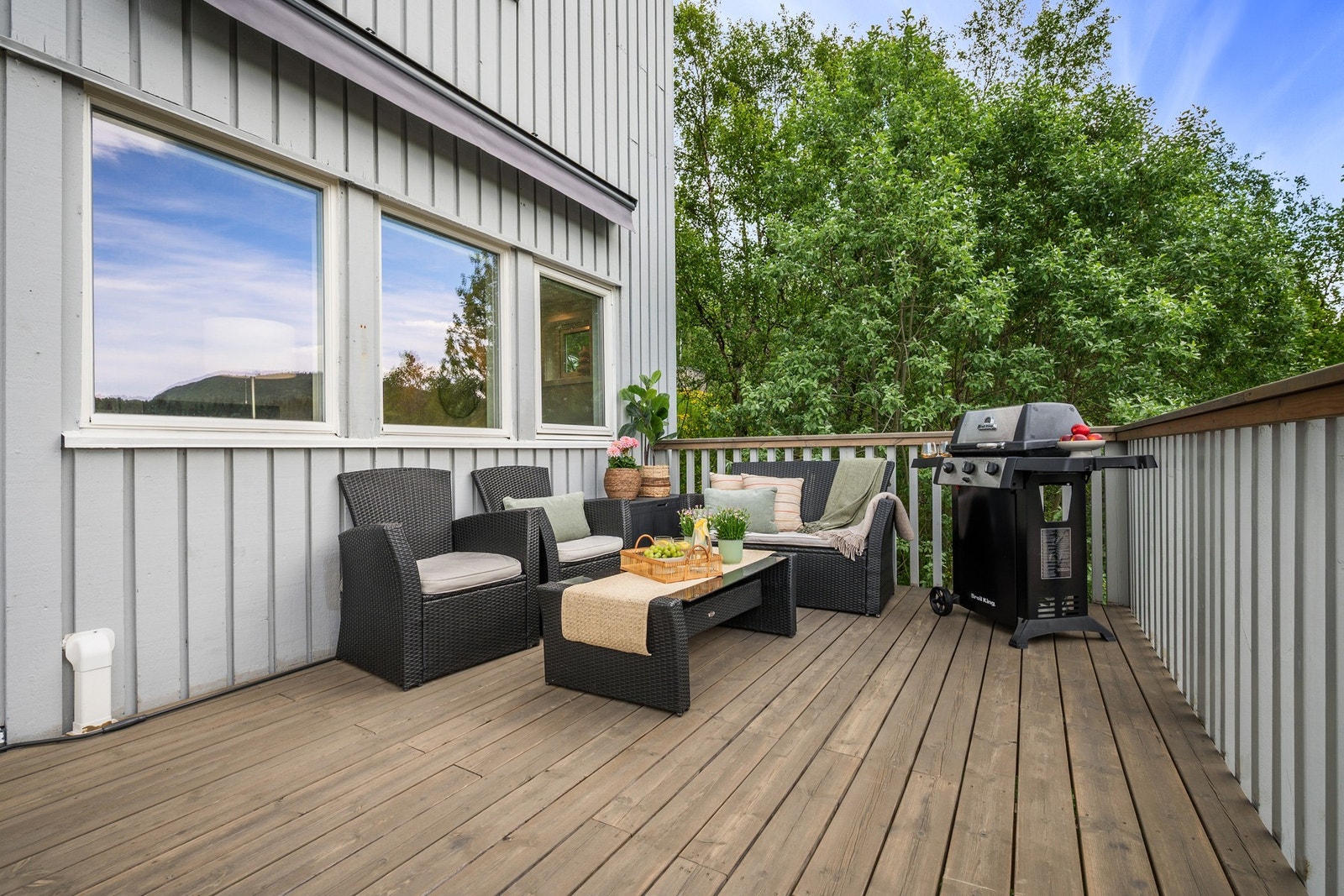 Solrik, vestvendt veranda med plass for utemøbler og grill (verandaen er beiset i år) Galleribilde