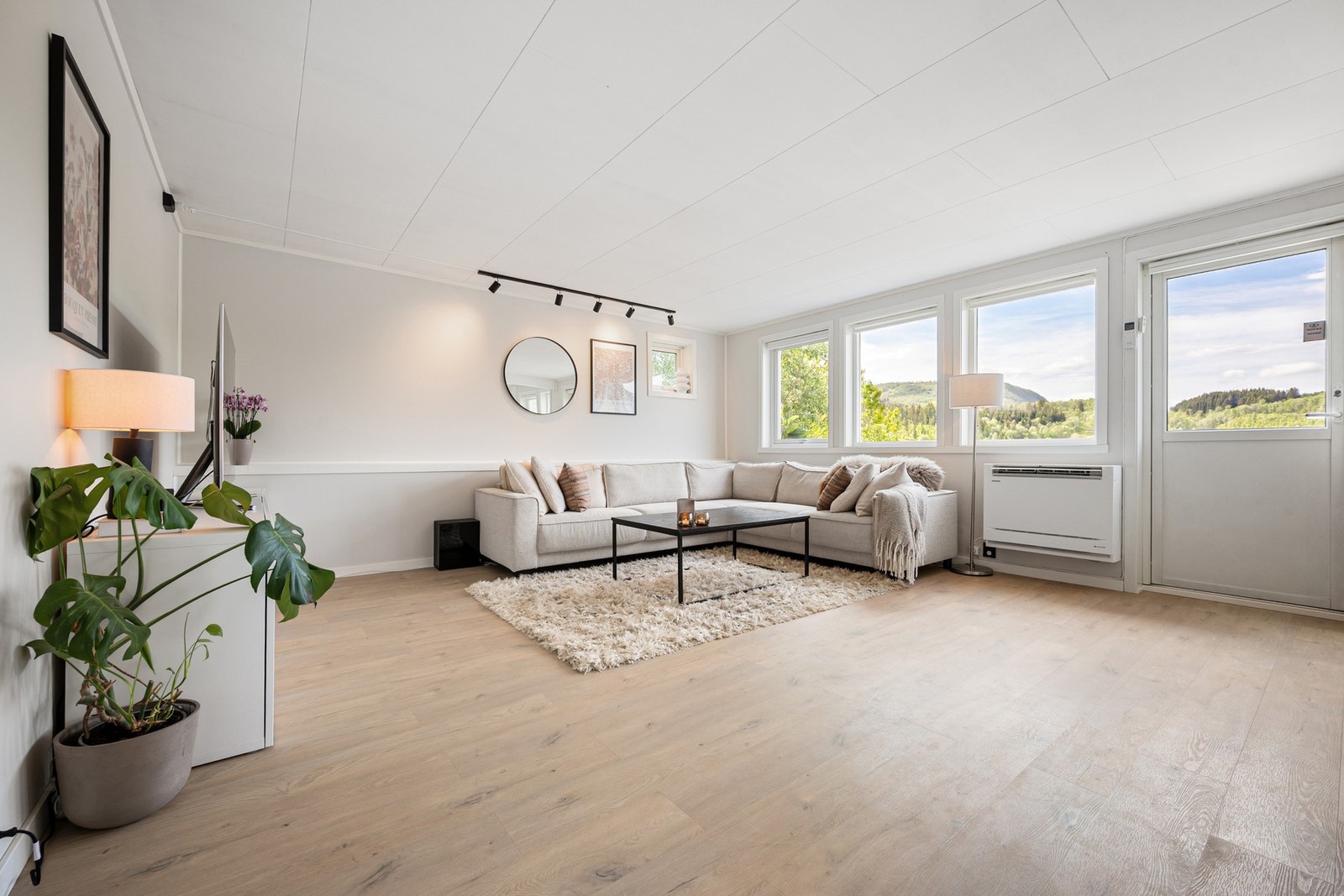 Velkommen inn! Her blir vi møtt av en meget luftig stue som har rikelig med naturlig lys Galleribilde