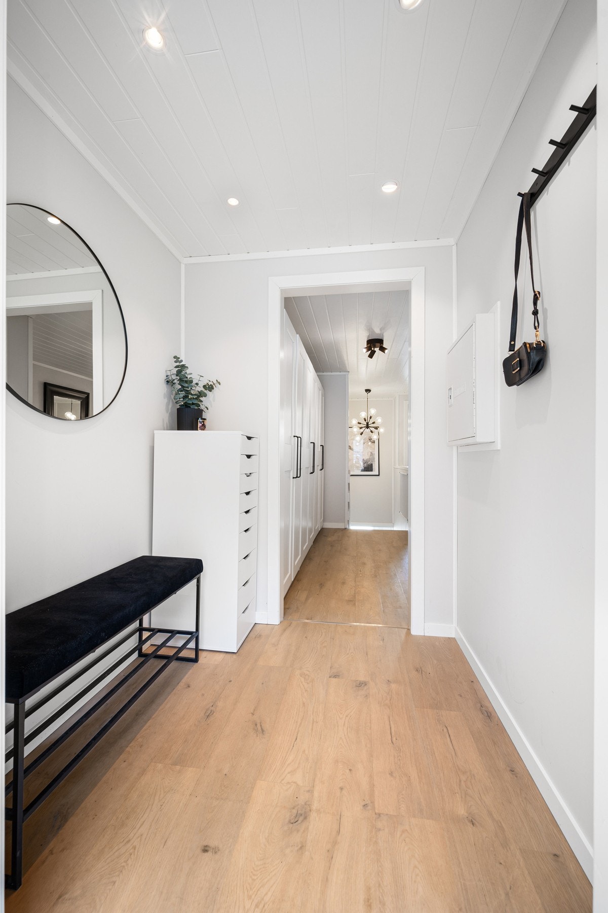 Entré har også fått ny belysning med downlights og varmekabler i gulv Galleribilde