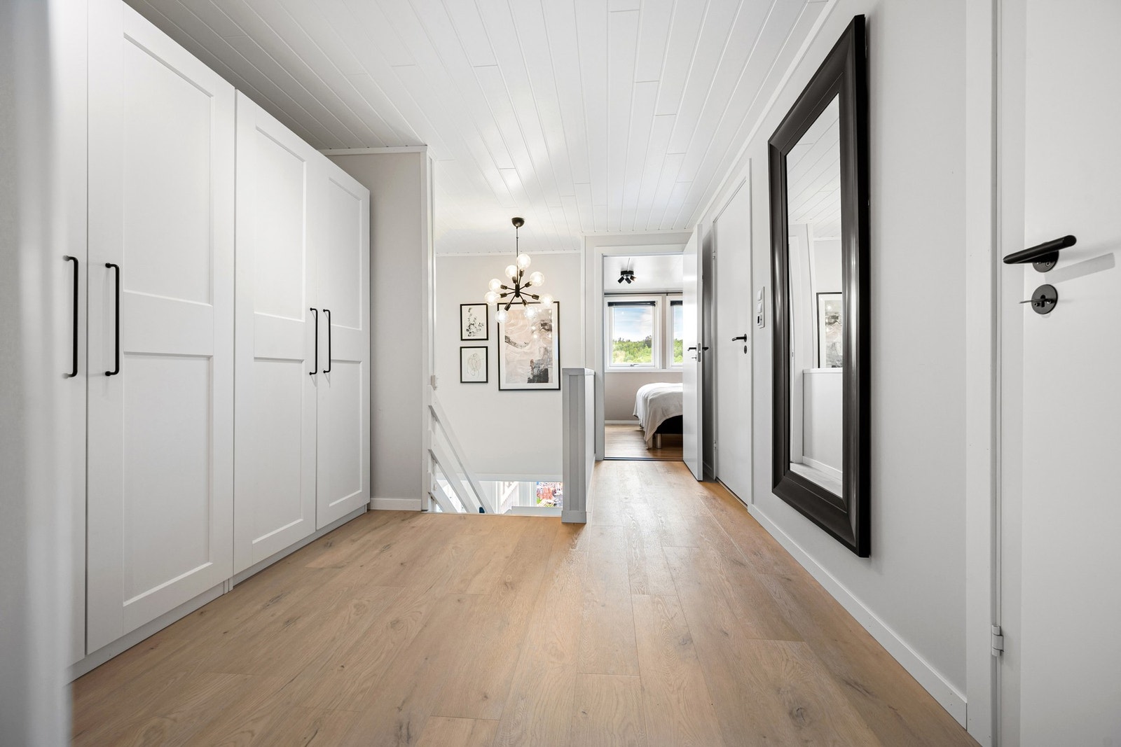 Romslig gang med hel vegg med garderobeskap Galleribilde