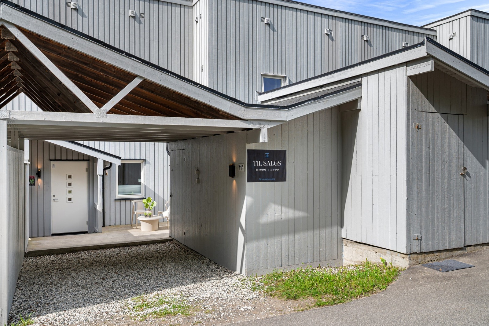 Carport og sportsbod på 7kvm ved inngangsparti Galleribilde