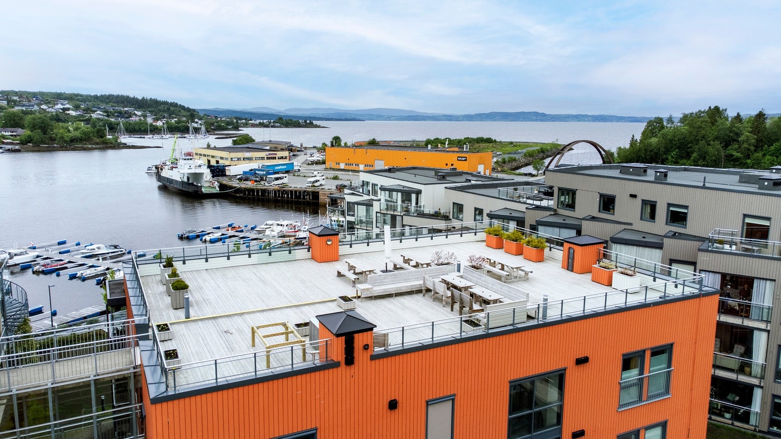 Felles takterrasse med sol fra tidlig morgen til sent på kveld. Galleribilde