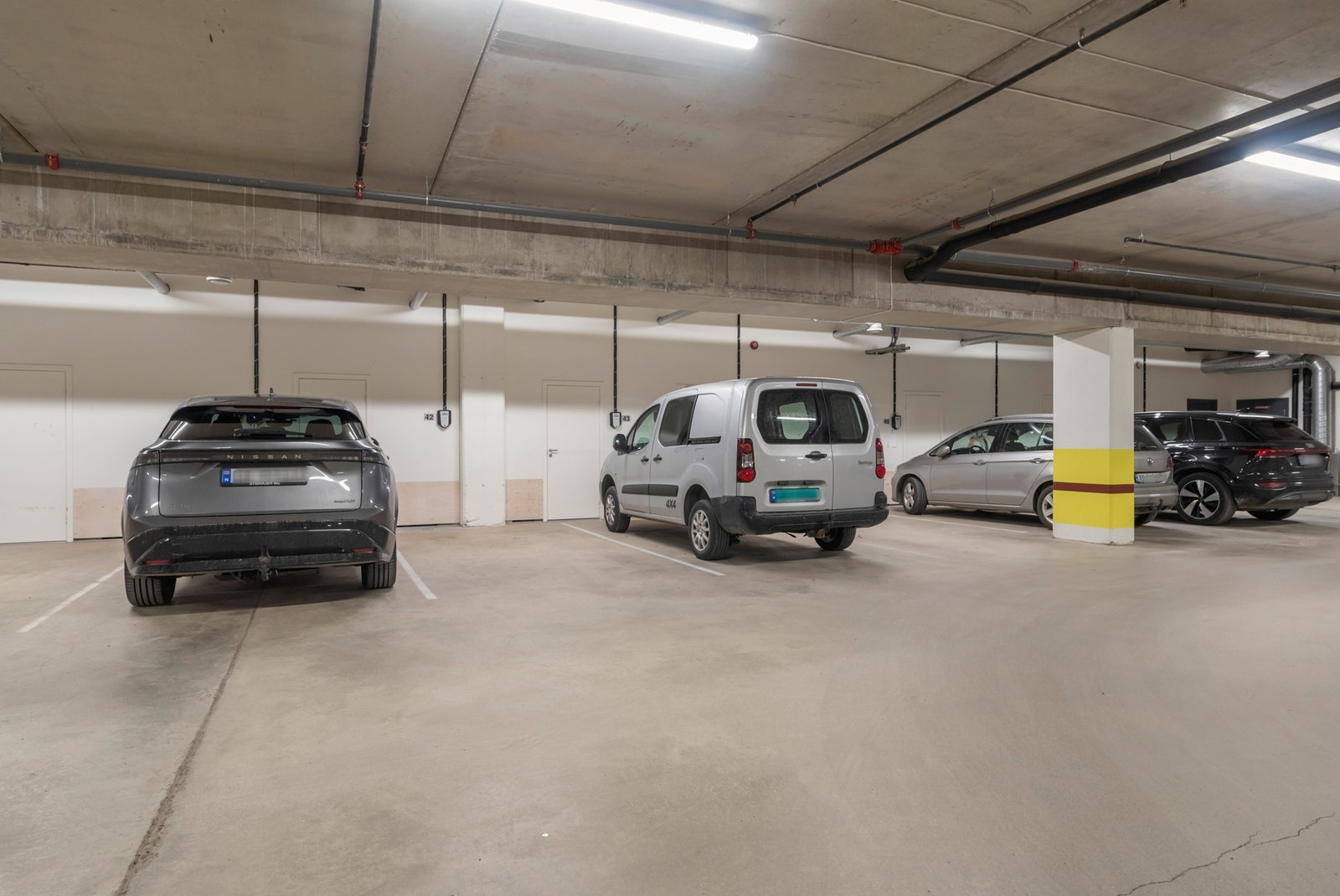 Fast plass i parkeringskjeller. Her er det mulighet for å koble til elbillader. Galleribilde