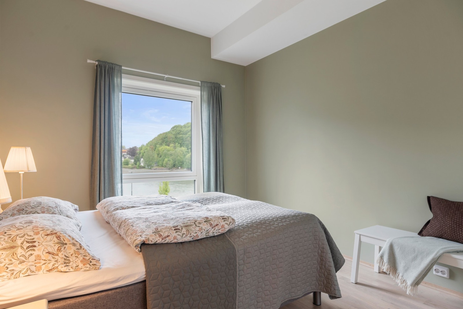 Hovedsoverom med plass for garderobe. Galleribilde