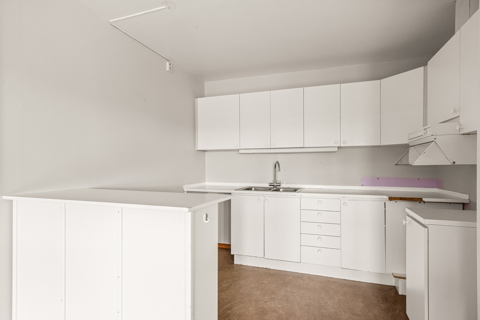 Kjøkkeninnredning med slette fronter. Galleribilde
