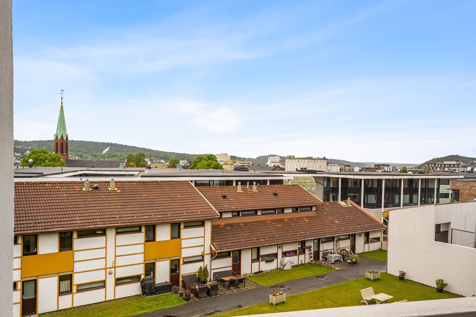 Fra 3. etasje har du en åpen utsikt over byens tak og nærområde. Galleribilde