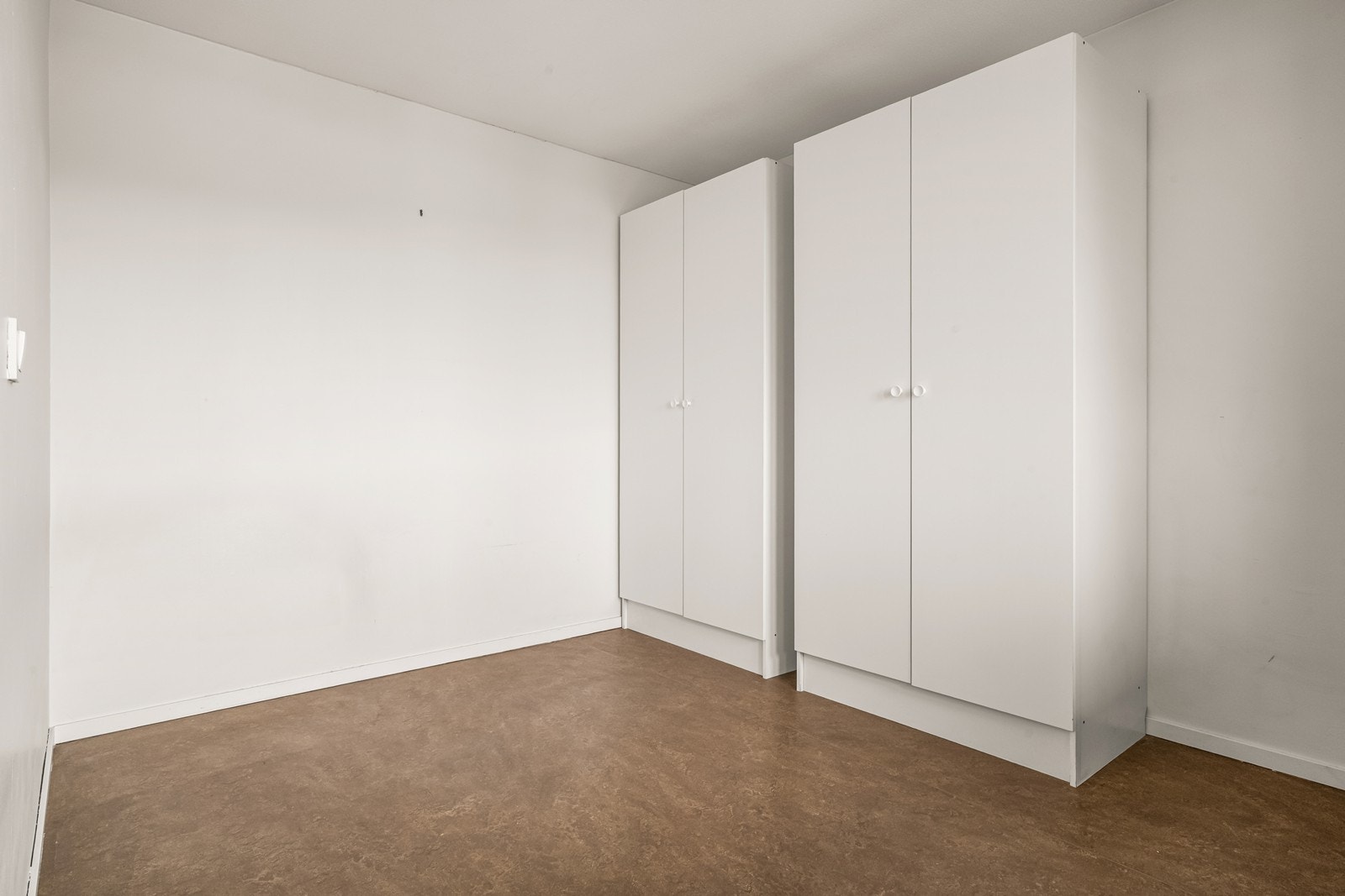 Soverom med plass til seng og garderobeløsninger. Galleribilde