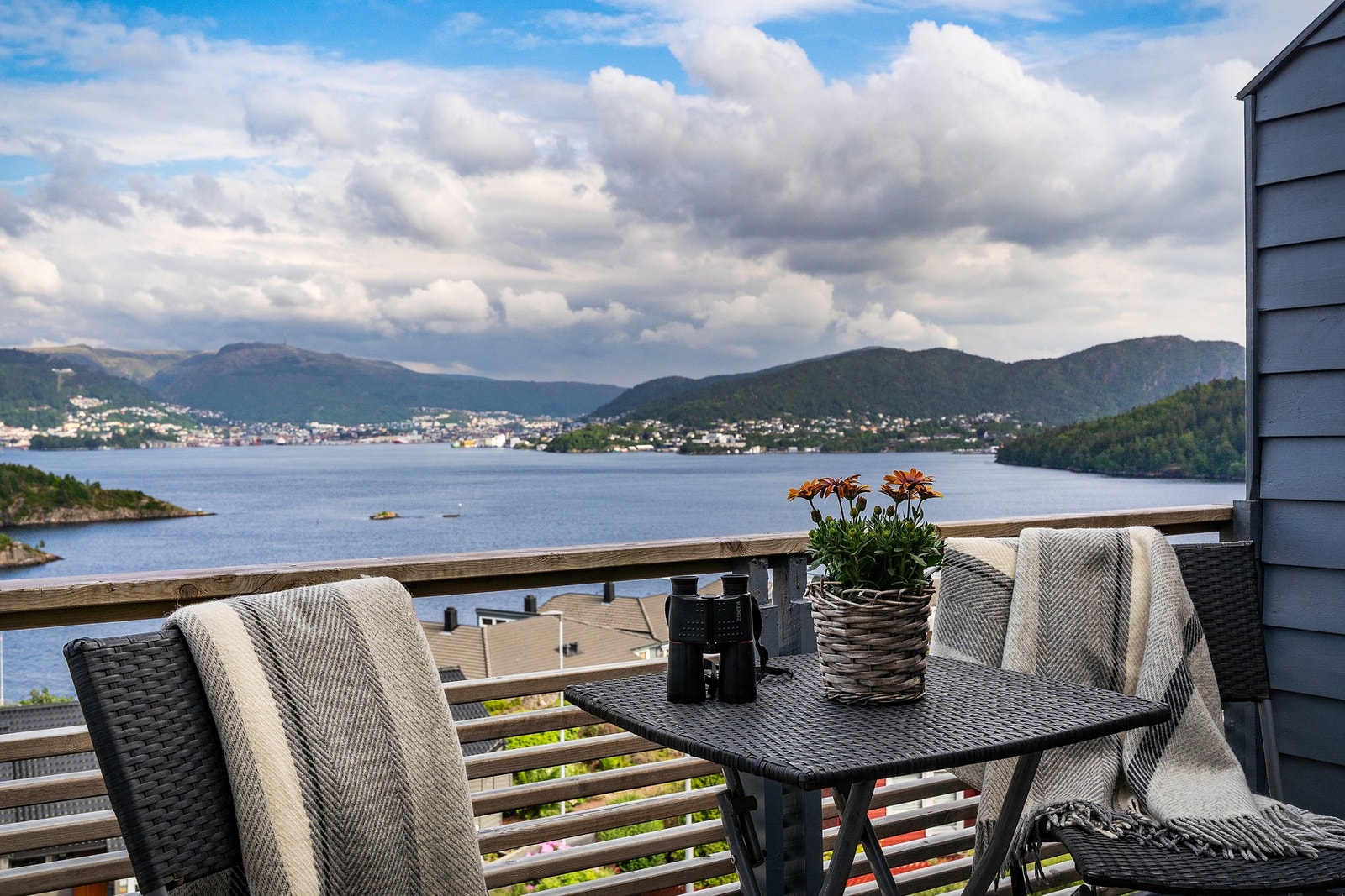 - Boligen har en svært attraktiv og sentral beliggenhet på Løfjellet i Kleppestø, med nydelig utsikt over Byfjorden og mot Bergen - Galleribilde