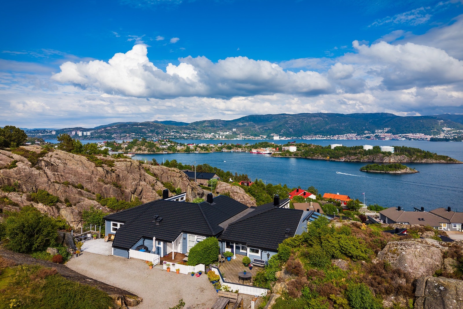 - Her bor du tett på sjøen i idylliske og maritime omgivelser som skaper en rolig atmosfære - Galleribilde
