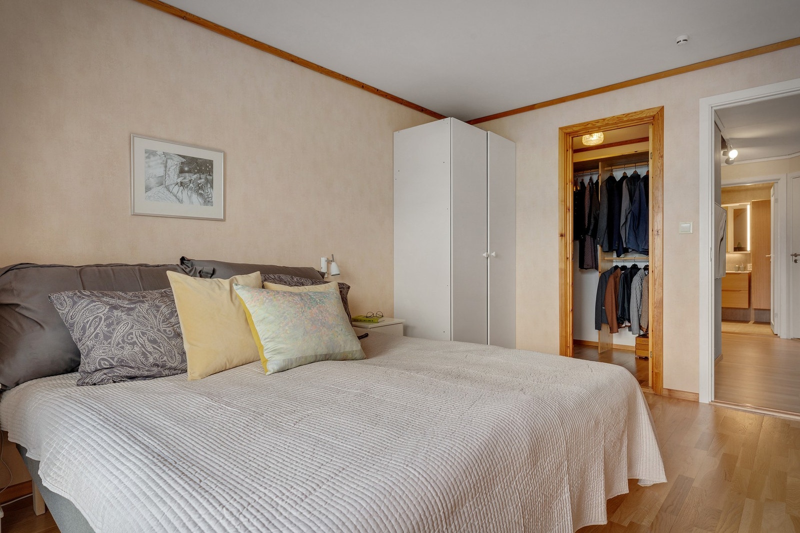 - På soverommet finner du også et lite walk-inn closet - Galleribilde