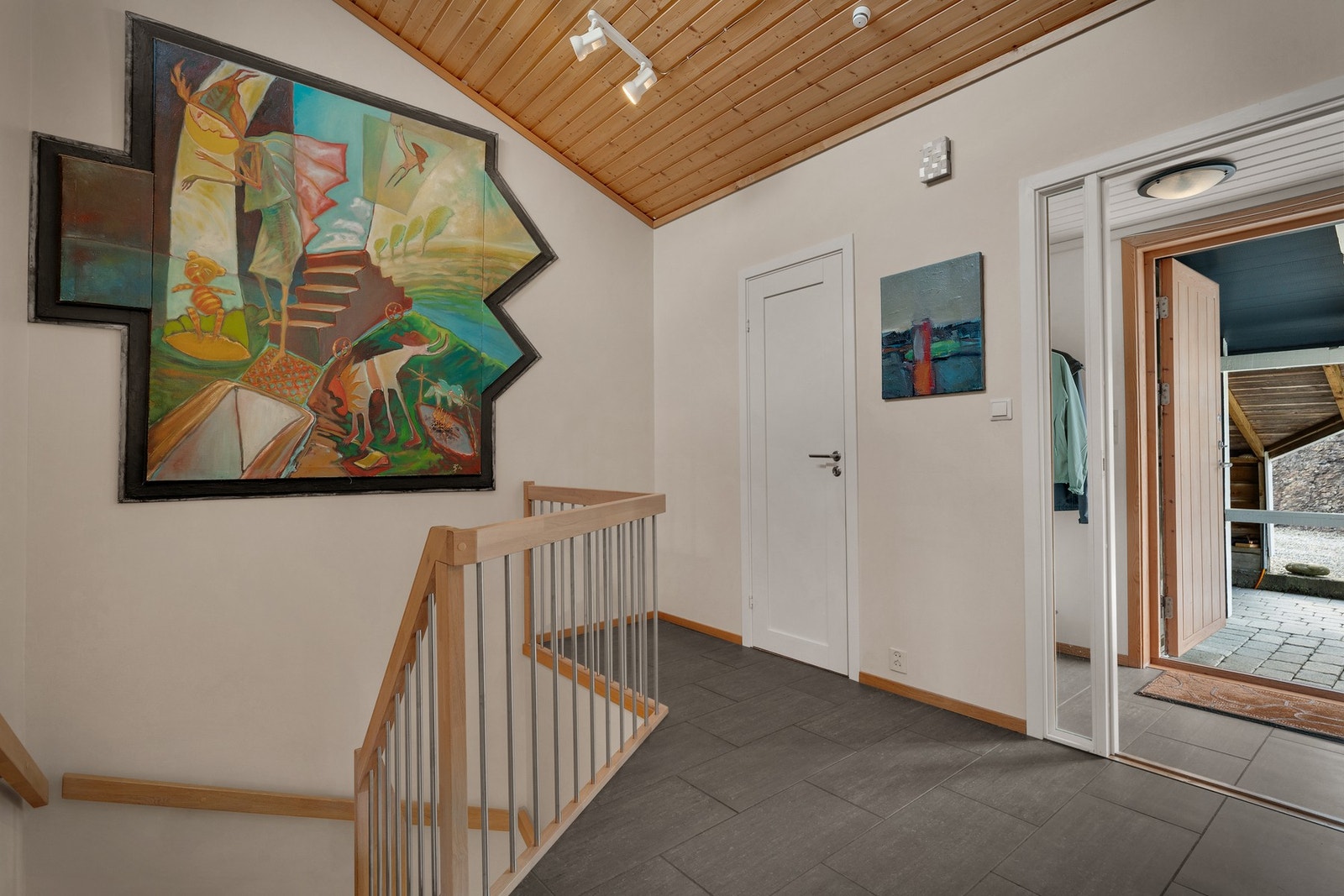 - Det ble installert helt ny eike trapp i 2023 - Galleribilde