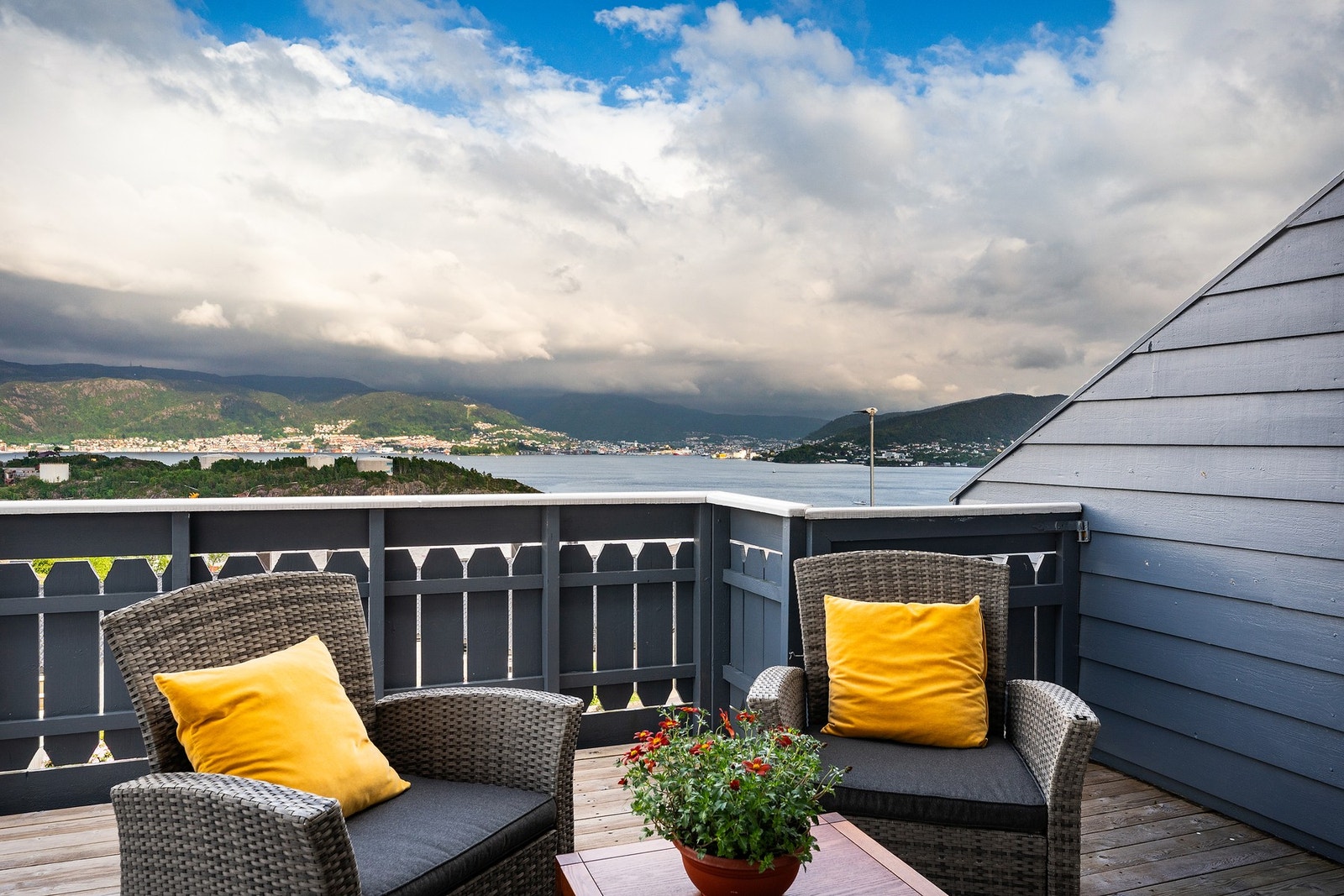 - Fra soverommet er det utgang til terrasse på hele 31 kvm - Galleribilde