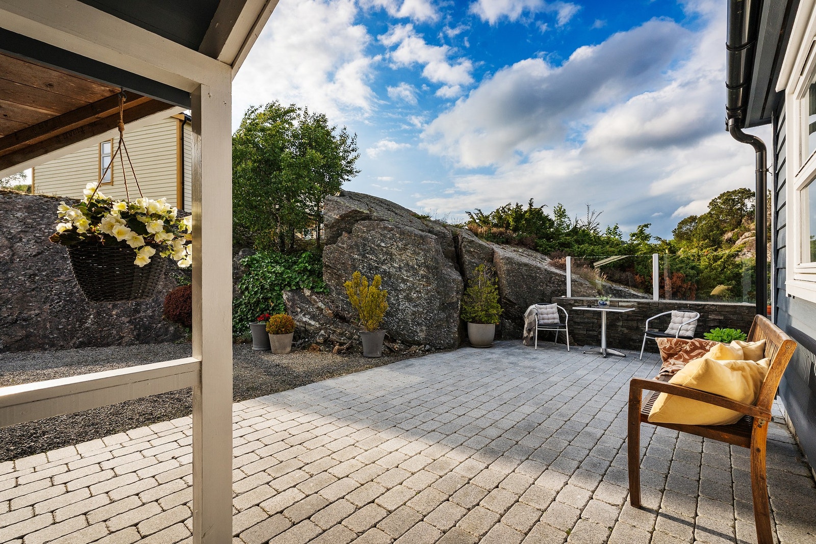 - Uteplassen og inngangspartiet er opparbeidet med gruset tilkomst, belegningsstein, murer, trapper og terrasse - Galleribilde