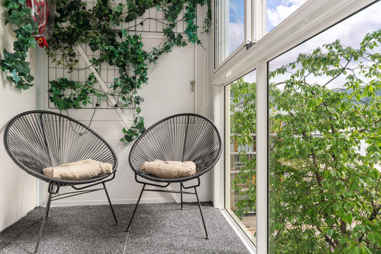 Balkongen har et areal på hele 15 m² | Her er det god plass til sittegrupper og spisebord | Det er montert rullegardiner til vindusrekken Galleribilde