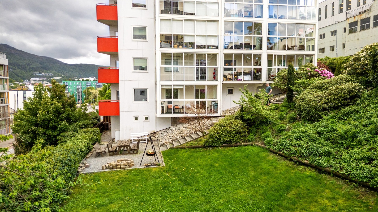 Tomten er pent opparbeidet med blant annet flere sitteplasser og mulighet for bruk av bålpanne - Godt tilrettelagt for å sosialisere med hyggelige naboer Galleribilde