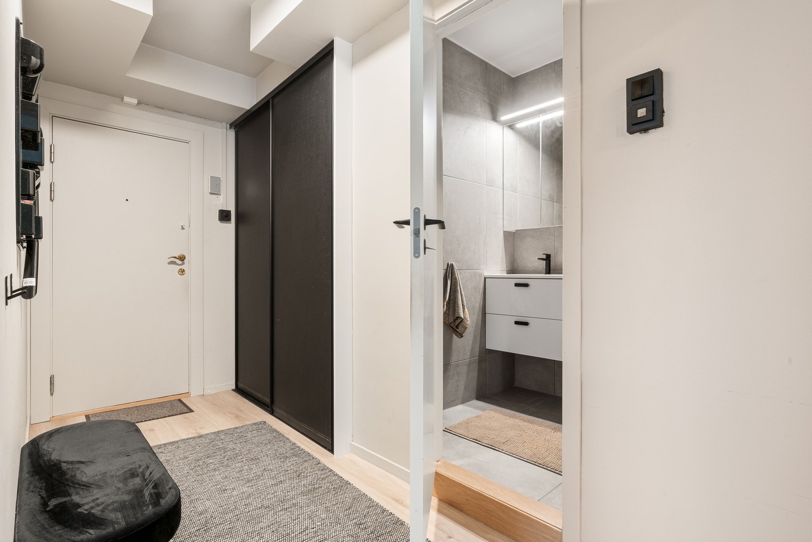 Velkommen inn | Garderobe i entré med skyvedør for oppbevaring av sko og yttertøy | Nyere callinganlegg og åpner til gatedør Galleribilde
