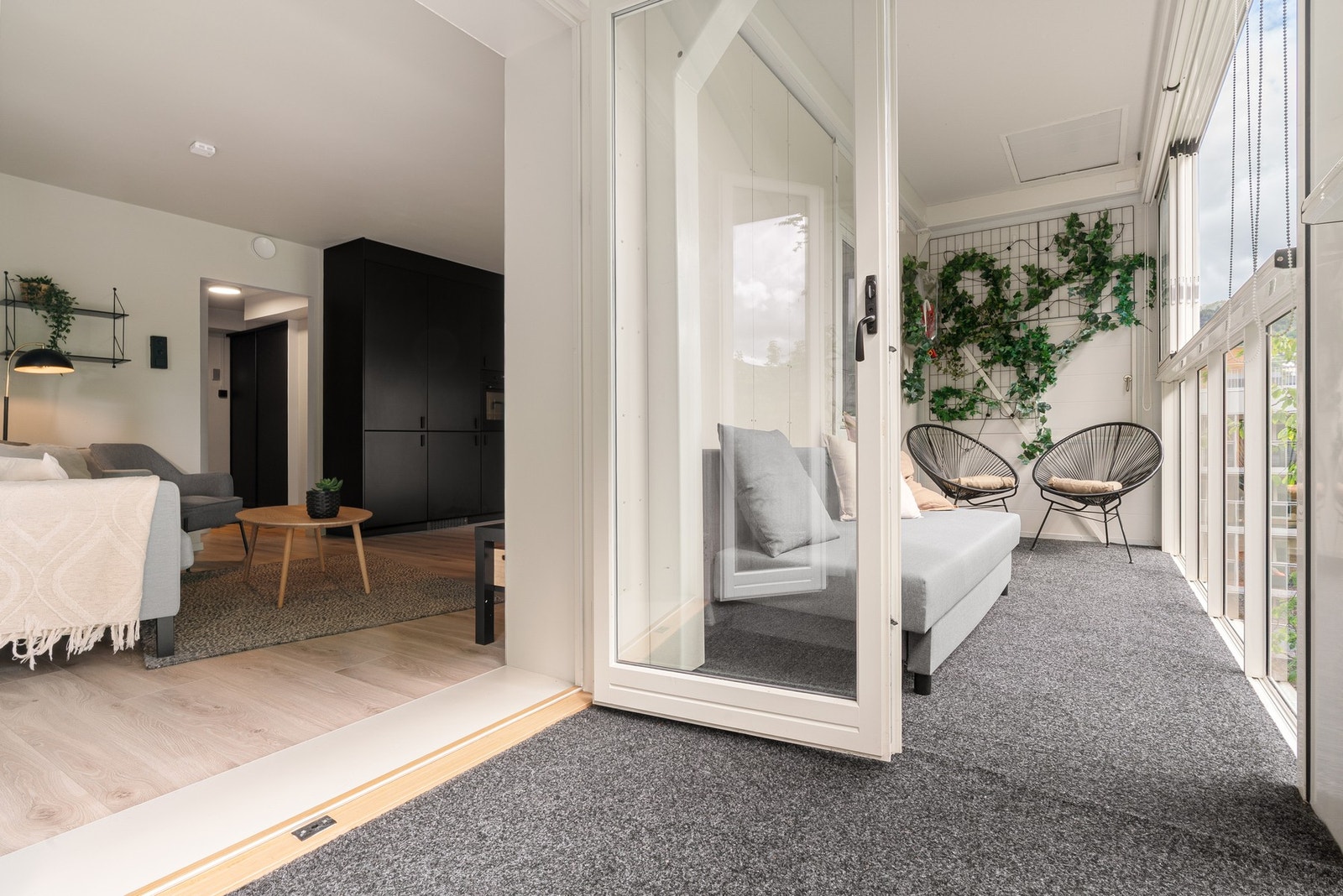 Fra stuen er det utgang til den innglassede balkongen som kan benyttes året rundt Galleribilde