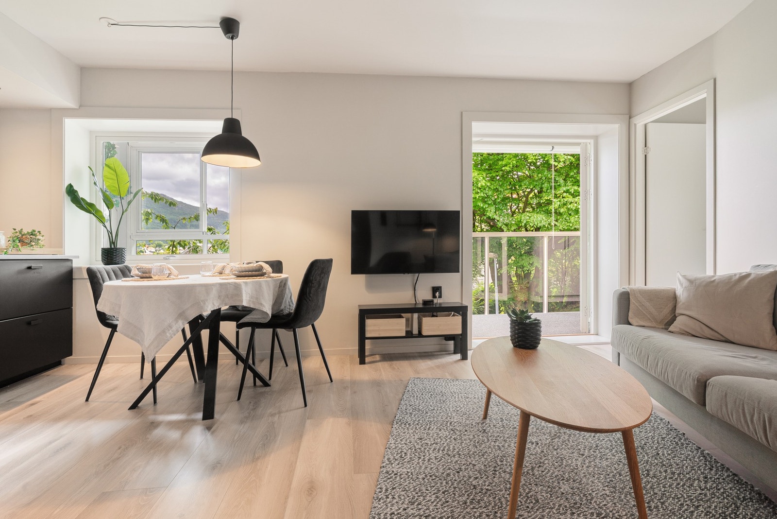 Leiligheten har en optimal arealbruk | Bildet her viser den fine overgangen mellom stue og kjøkken | Rommet har samlet areal på 20 m² Galleribilde