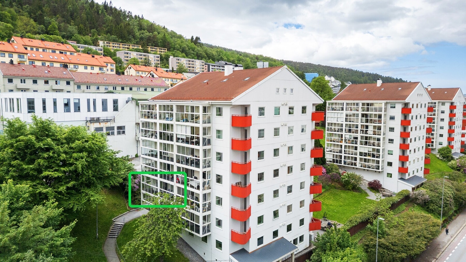 Bygget ble i 2015/16 betydelig oppgradert med nye fasader som også ble etterisolert | I 2024 ble det installert ny heis Galleribilde