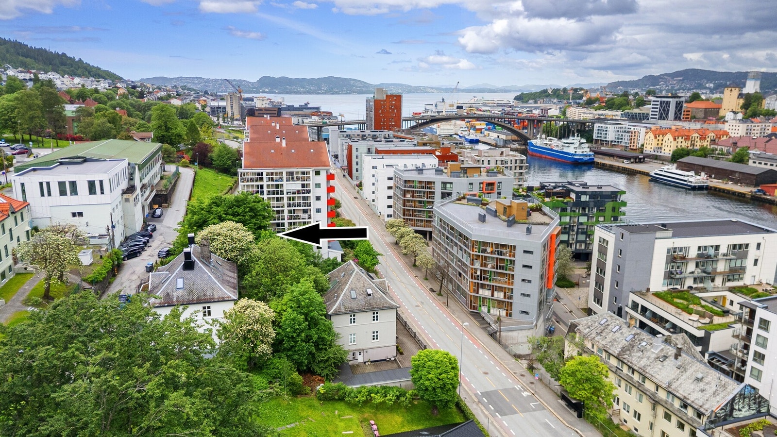 Felles parkeringsplass utendørs, etter "første mann til mølla" prinsippet Galleribilde