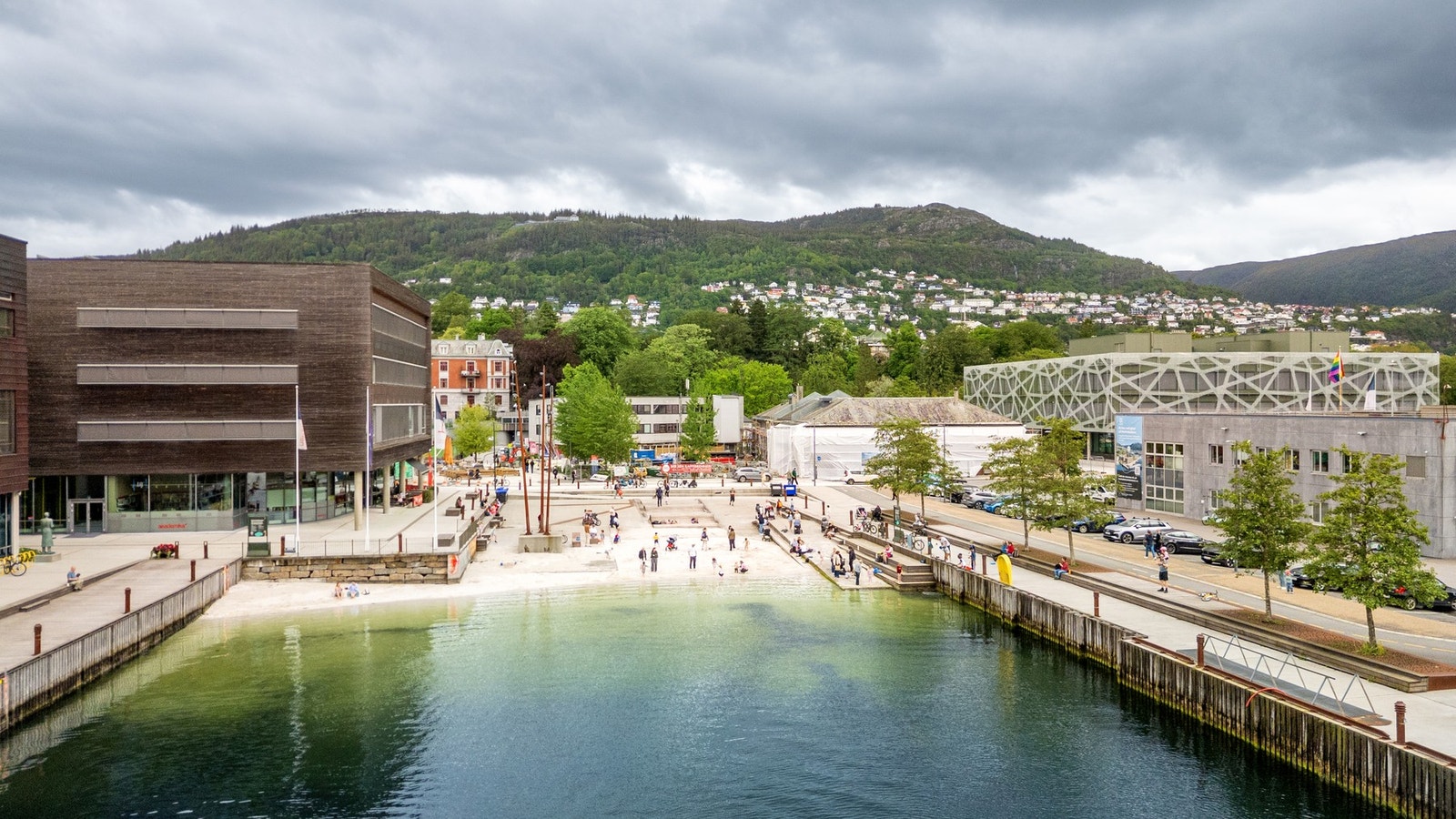 Den populære bystranden på Møhlenpris ved BI er et godt utgangspunkt for soling og bading sommerstid Galleribilde