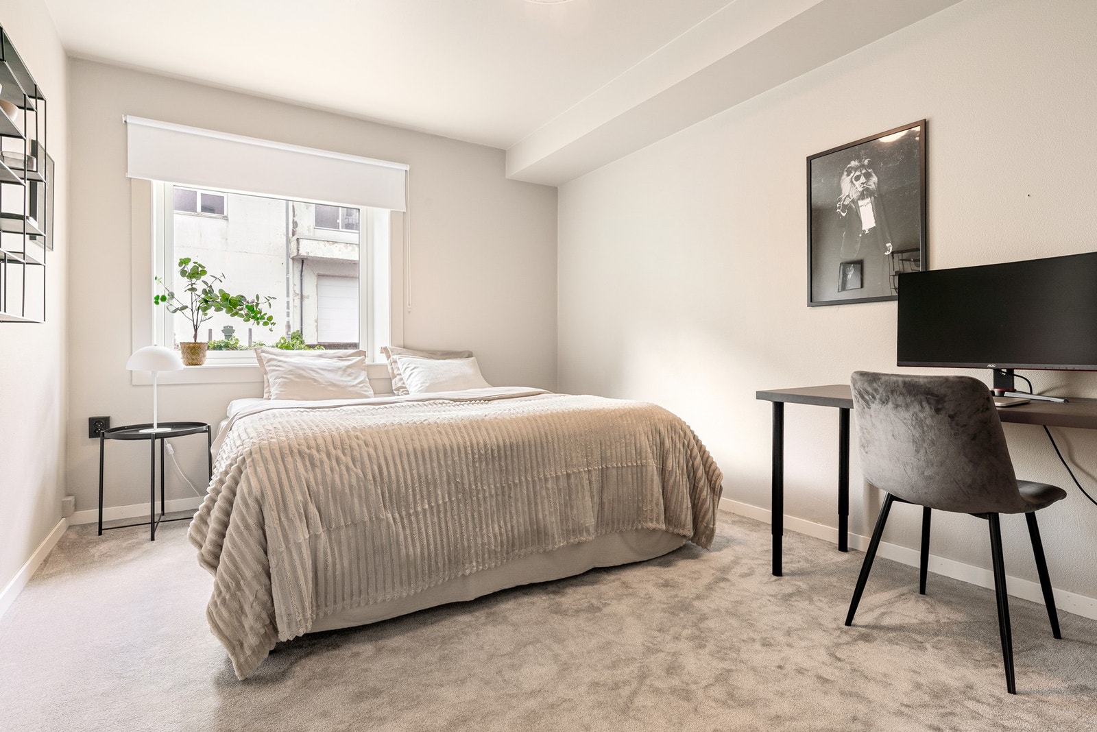 Leiligheten har to soverom | Hovedsoverommet (bildet) har et areal på 13.5 m² Galleribilde