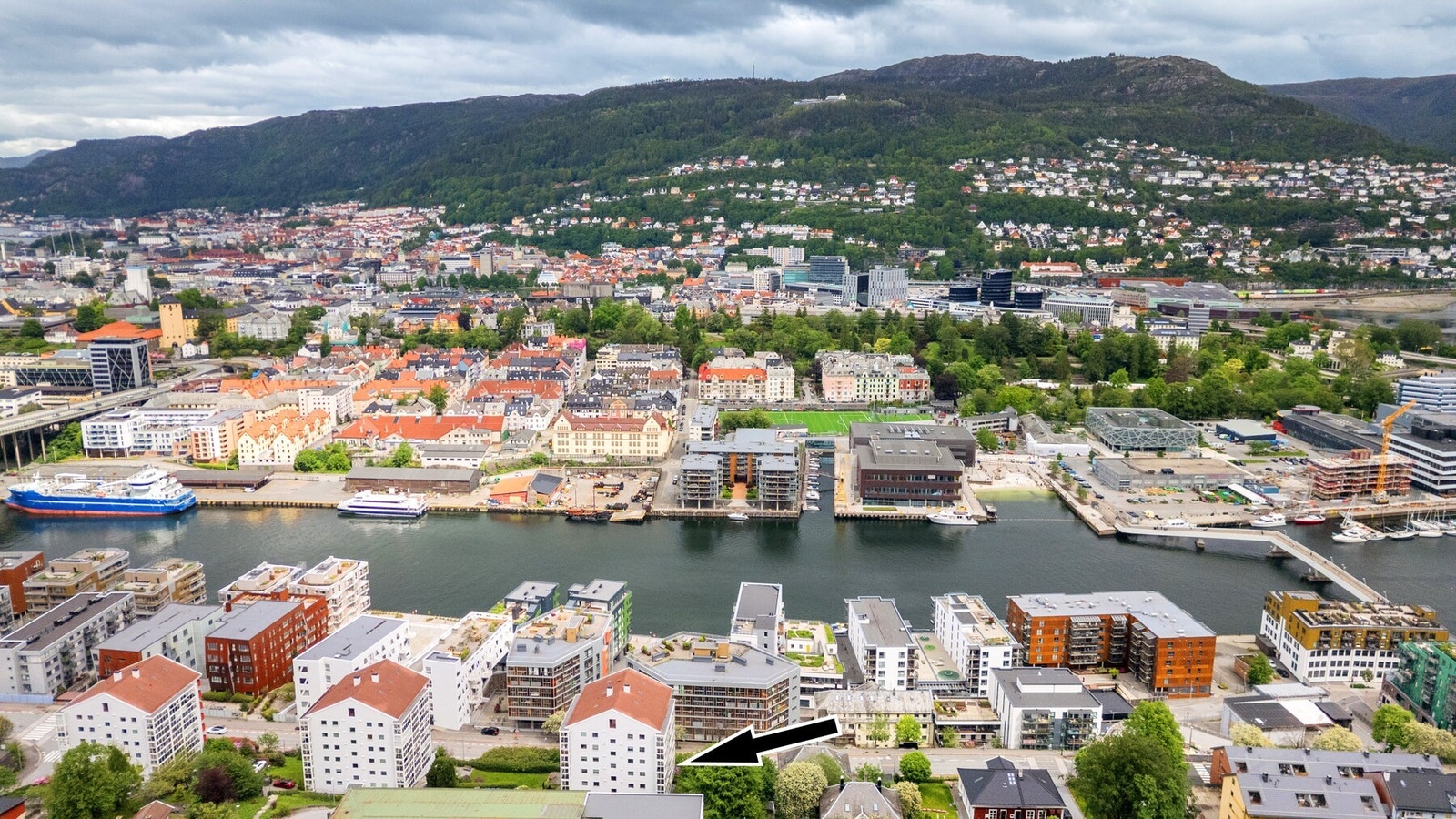 Beliggende like ved strandpromenaden i Damsgårdssundet med flere dagligvarebutikker og et godt utvalg av restauranter, kaféer og servicetilbud Galleribilde