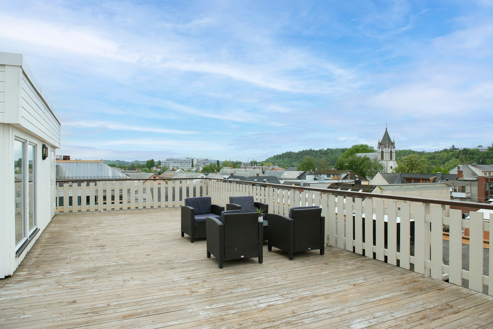 Felles takterrasse med veldig gode solforhold. Her har man også tilgang til felles stue, kjøkken og toalett. Galleribilde