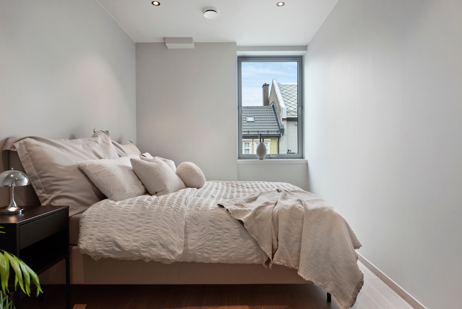 Soverom med god plass for garderobe i tillegg til seng. Galleribilde