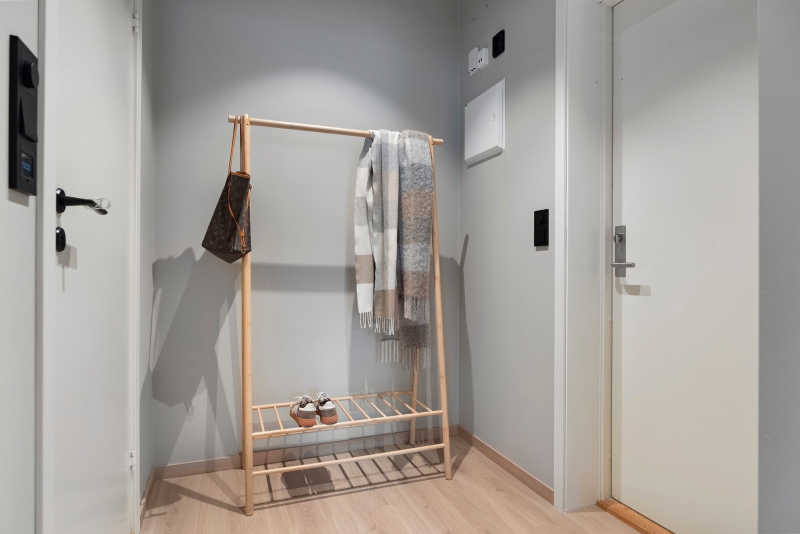 Entrè/hall med plass for garderobe. Galleribilde
