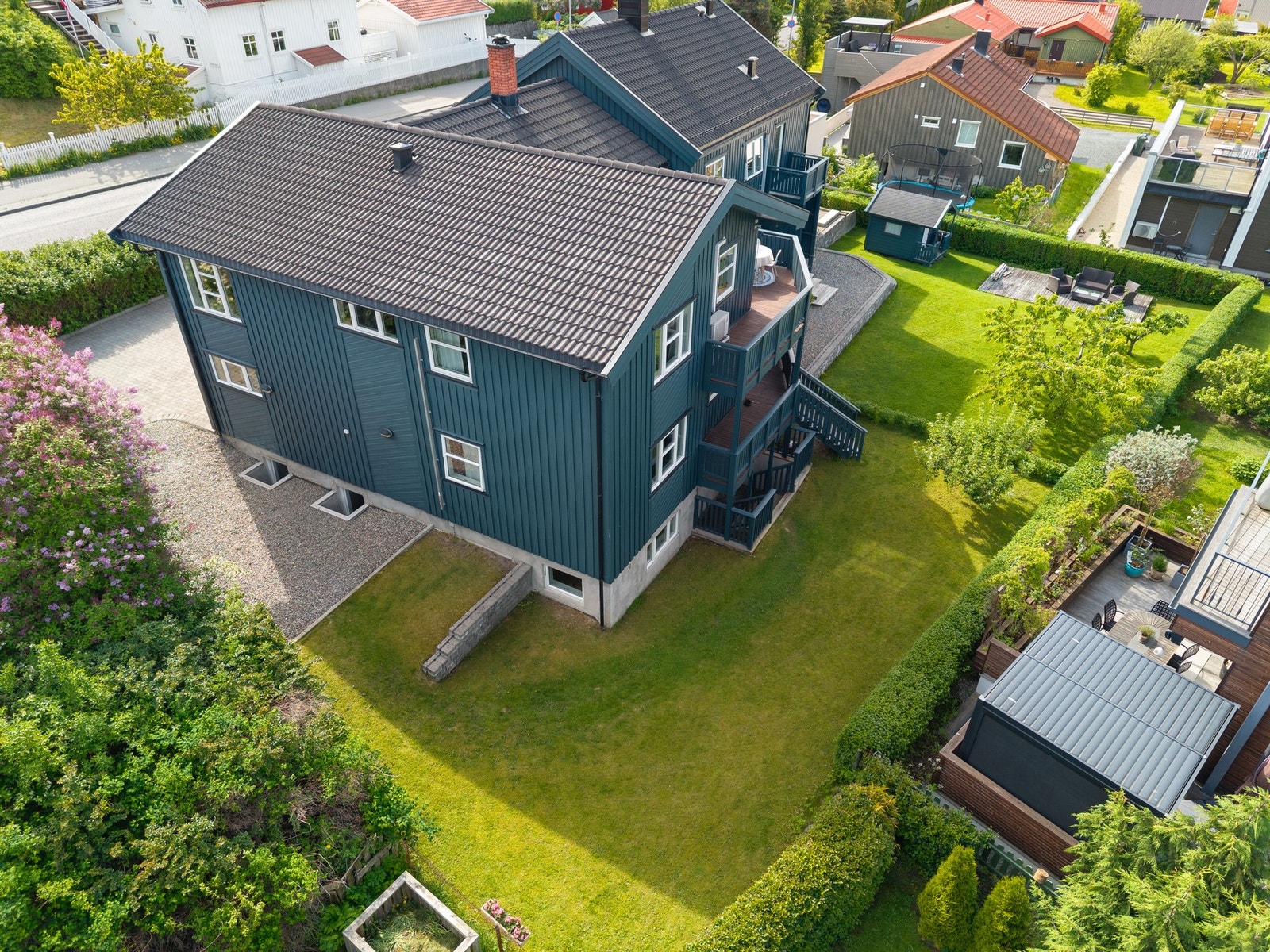 Fra hagen er det praktisk, direkte adkomst til boligens utleiedel. Nye vinduer og lysgraver ble etablert i forbindelse med nye soverom/bruksendring i 2024 (ferdigattest foreligger). Galleribilde