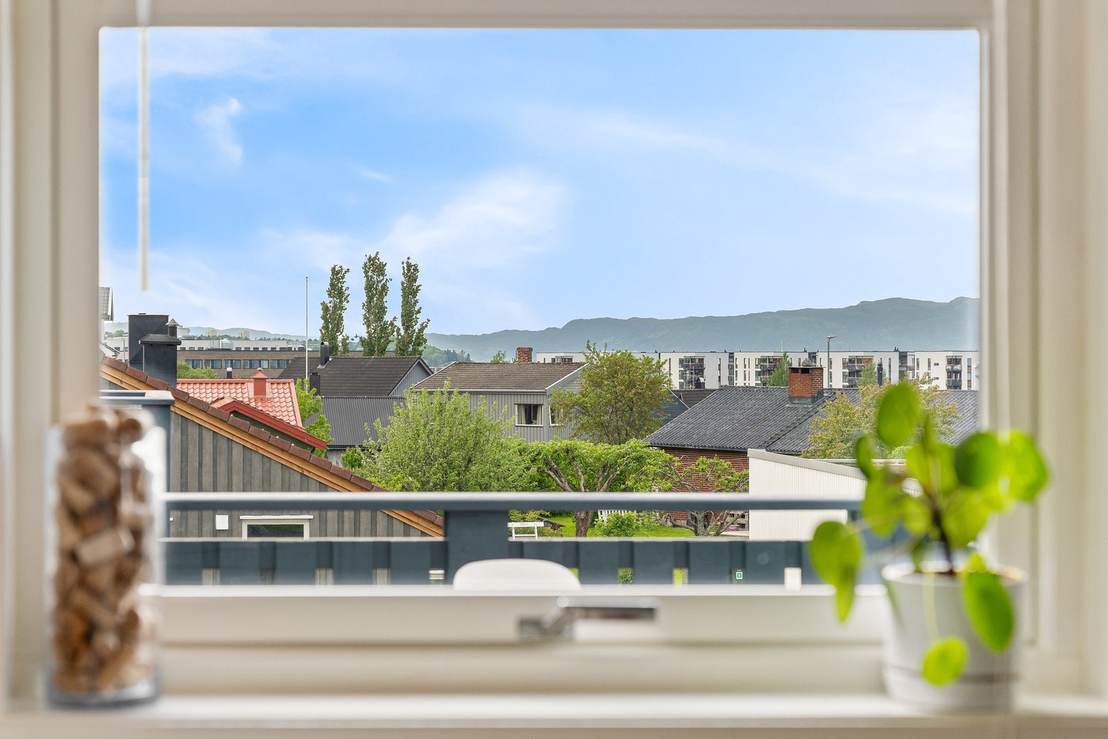 Fra kjøkkenet har du et fint utstyn mot nabolaget og Fosenalpene i bakgrunnen. Galleribilde