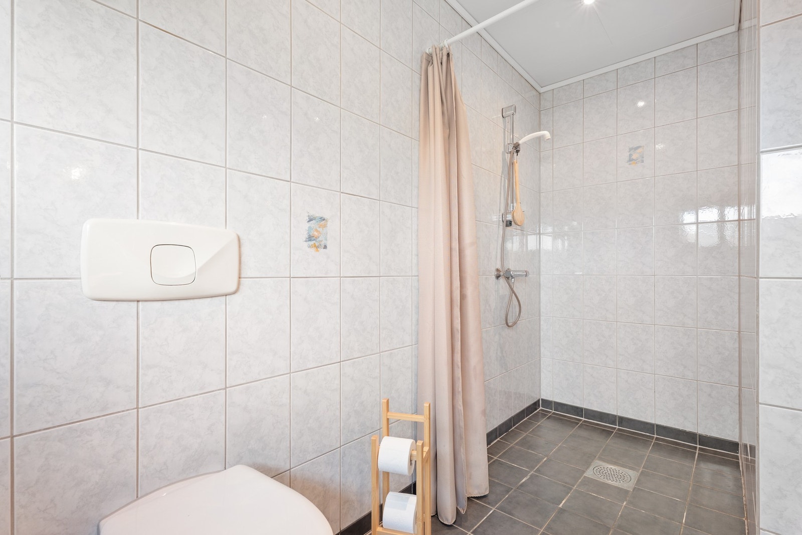 Badet er på ca. 8 kvm. Her har man både badekar, dusjnisje og vegghengt WC. Galleribilde