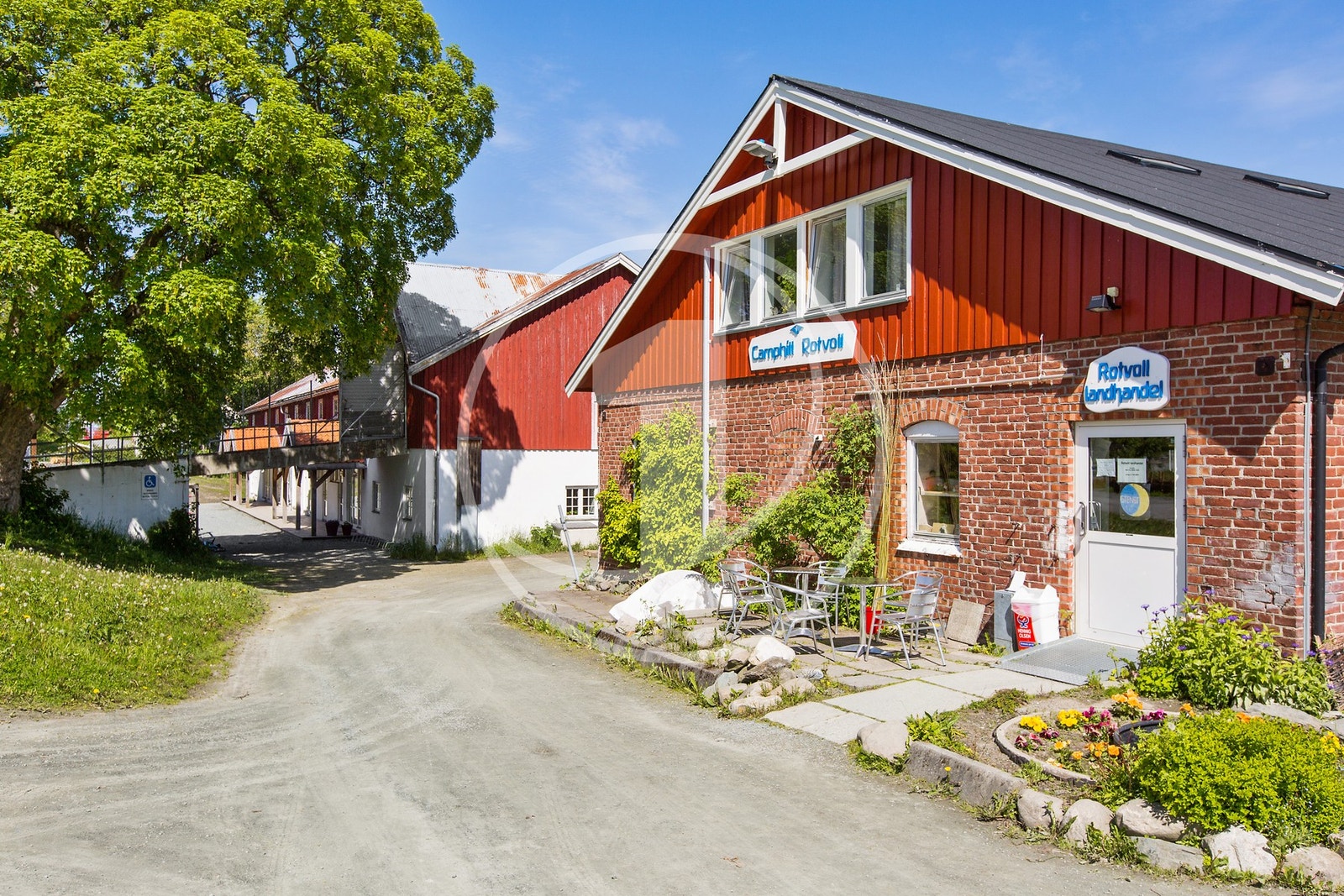 Rotvoll Landhandel selger hjemmelagde ferske brød, syltetøy, tekstiler m.m. Galleribilde