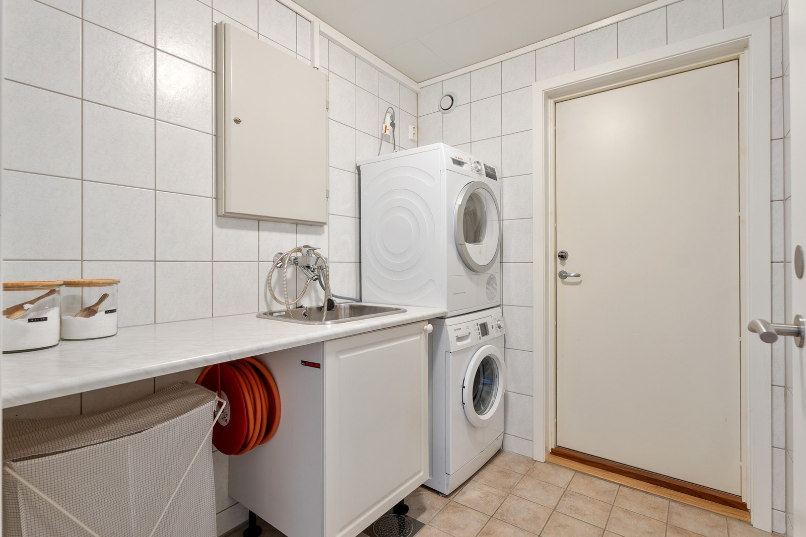 Praktisk med separat vaskerom på ca. 3,8 kvm med god plass til vaskemaskin og tørketrommel. Galleribilde