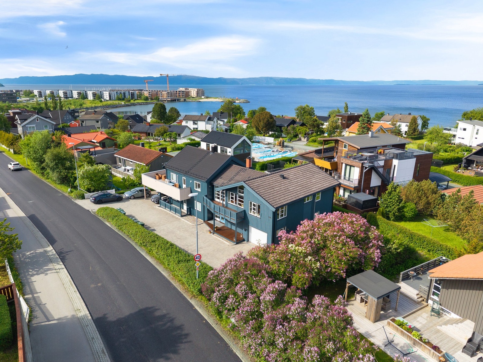 EiendomsMegler 1 v/ Frank Robert Bae har gleden av å presentere en særdeles romslig og innholdsrik familiebolig fra 1999, beliggende i et etterspurt og barnevennlig område på Ranheim (foto: Nonstad Foto). Galleribilde