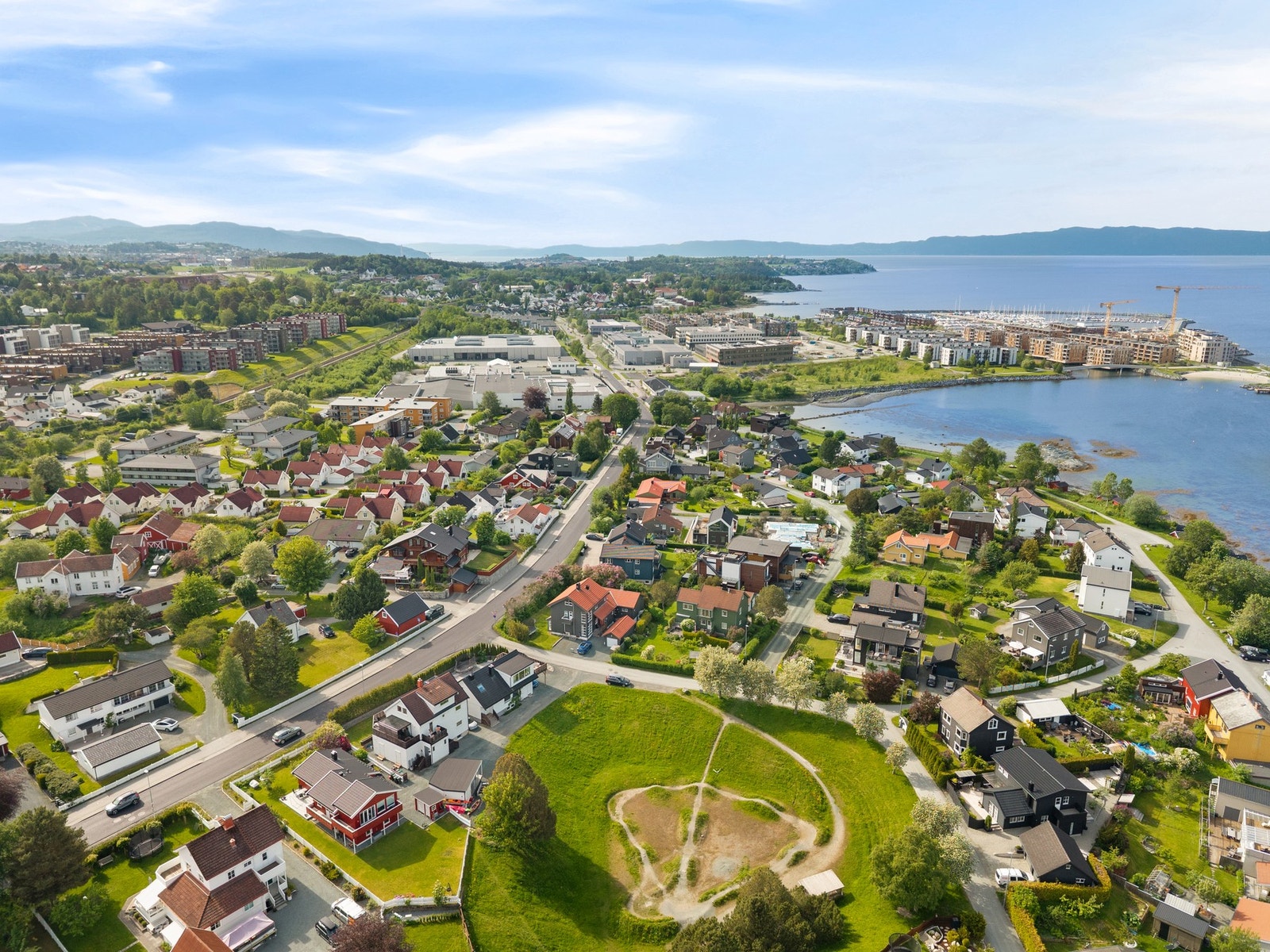 Ranheim er et svært populært og familievennlig boligområde øst for Trondheim sentrum. Fra boligen har du kort vei til skole, barnehage, dagligvarebutikk og kollektivtilbud. Galleribilde