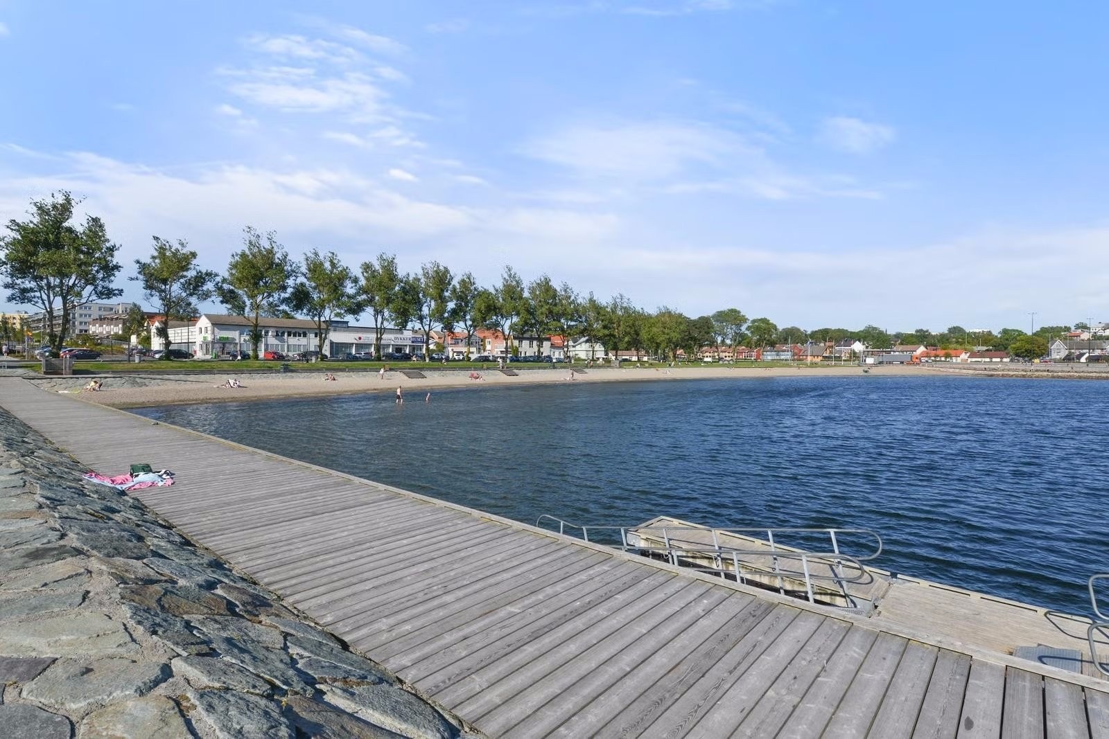 Sjøbadet- Moss flotte bystrand med Blått flagg status ligger i "badekåpeavstand", 300m fra leiligheten. Galleribilde