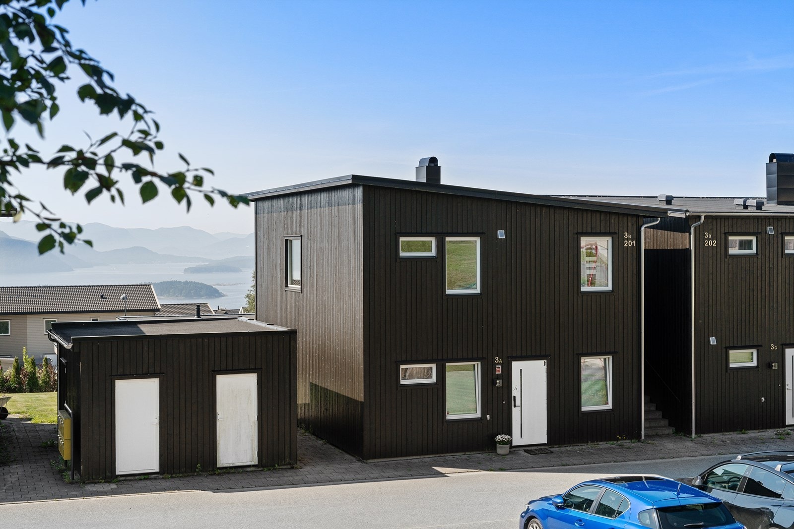 Eiendommen inkluderer en ekstern bod i et felles bygg for ekstra lagringsplass. Galleribilde