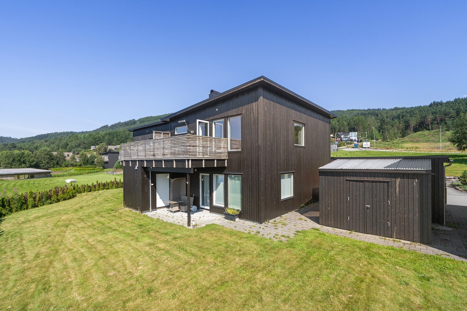 Boligen ligger i det populære området Resahagen på Jørpeland. Galleribilde
