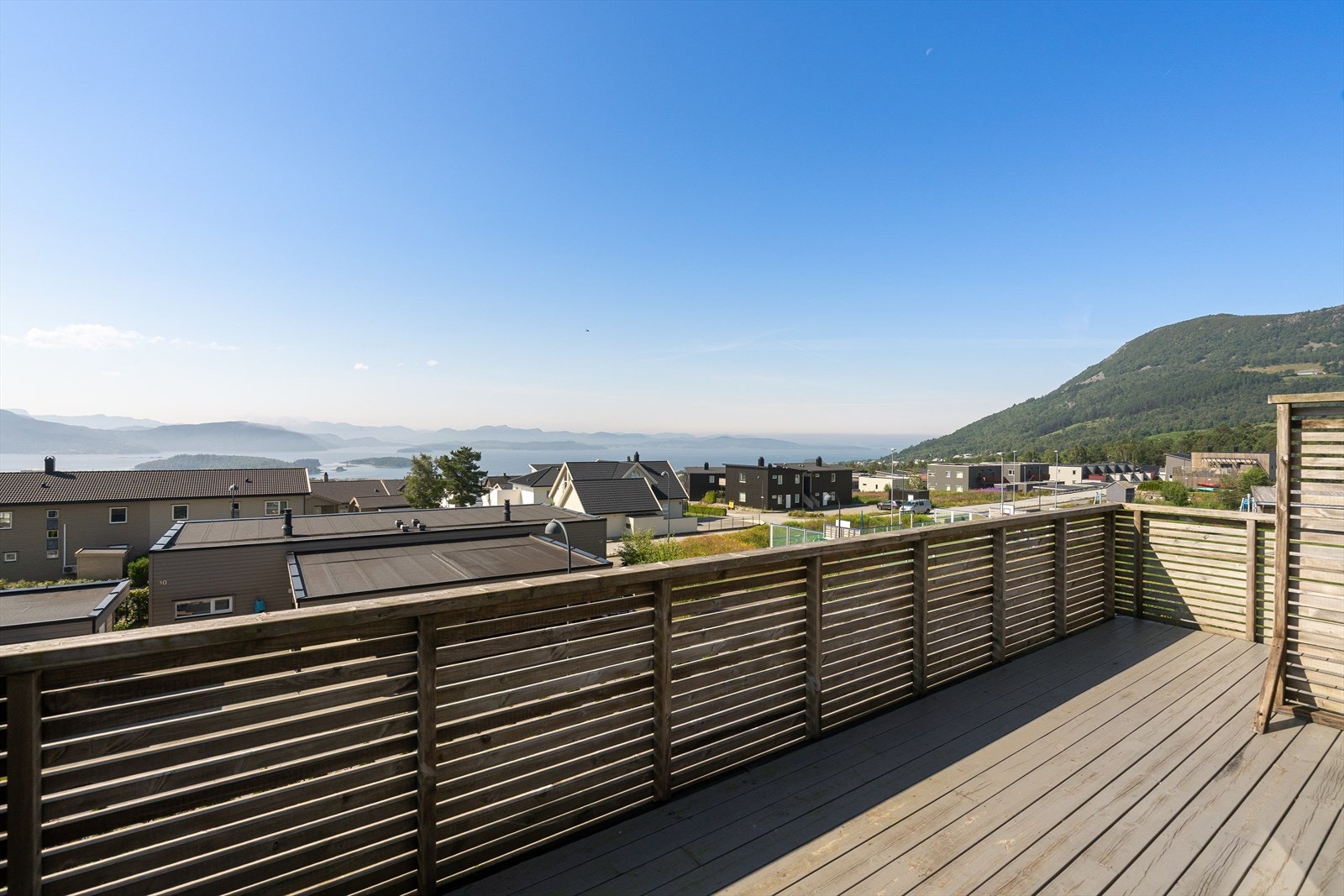 Fra stuen er det utgang til en romslig balkong med god plass til sittegruppe og flott utsikt over nærområdet. Galleribilde