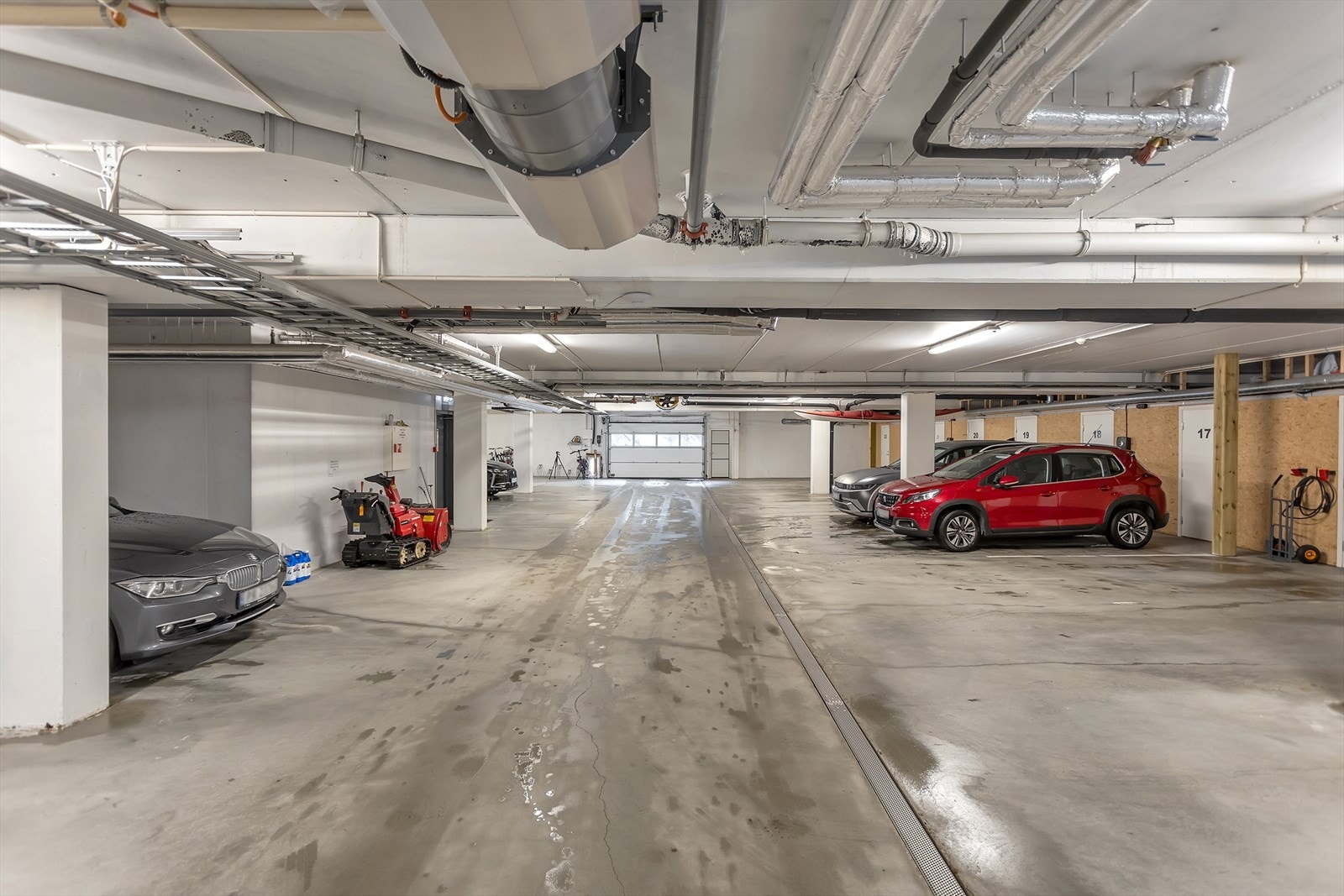 Parkering i lukket garasje for hele sameiet. Galleribilde