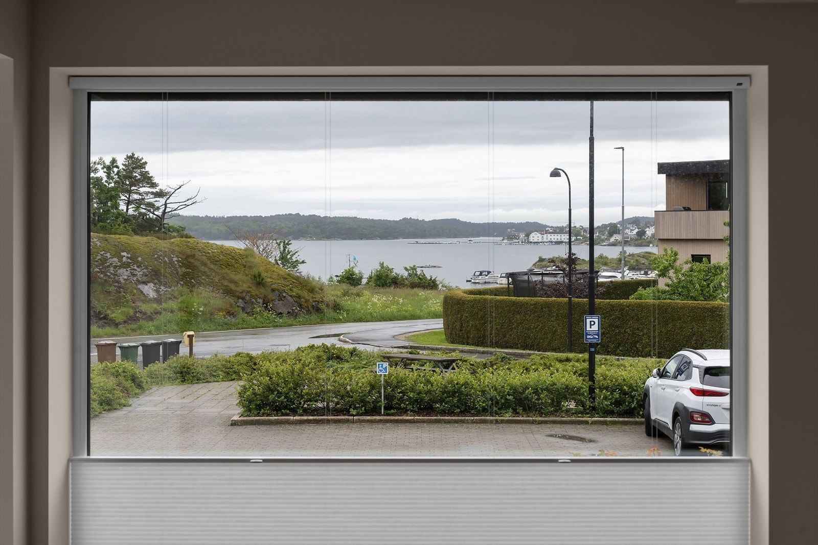 Flott utsikt mot sjøen fra stuen. Galleribilde
