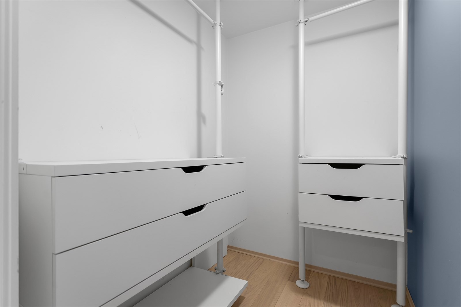 Walk in closet i gangen. Galleribilde