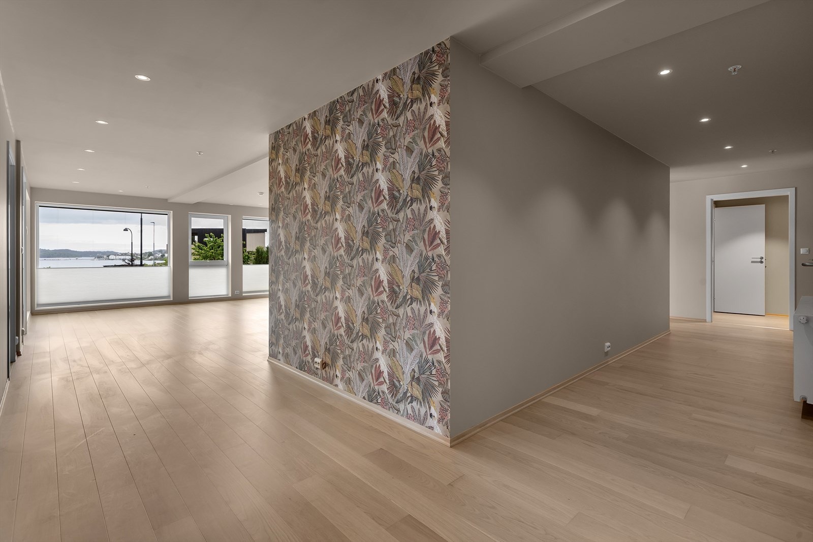 En vegg i stuen er det tapetsert. Galleribilde
